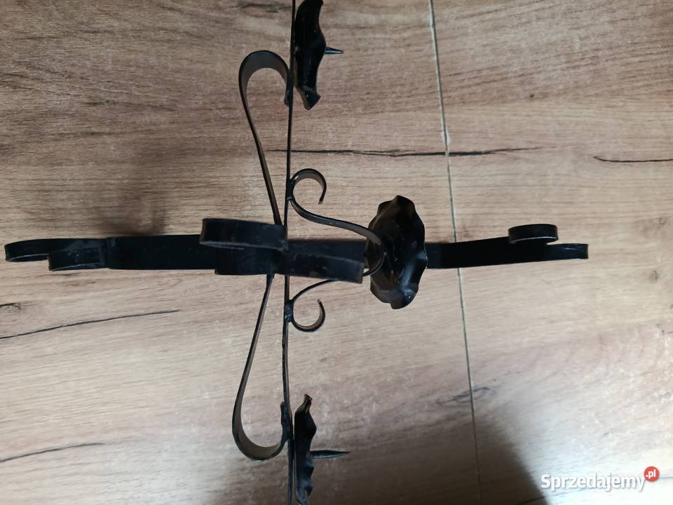 Metalowy kłuty świecznik trzy ramiona stary zachodniopomorskie Choszczno