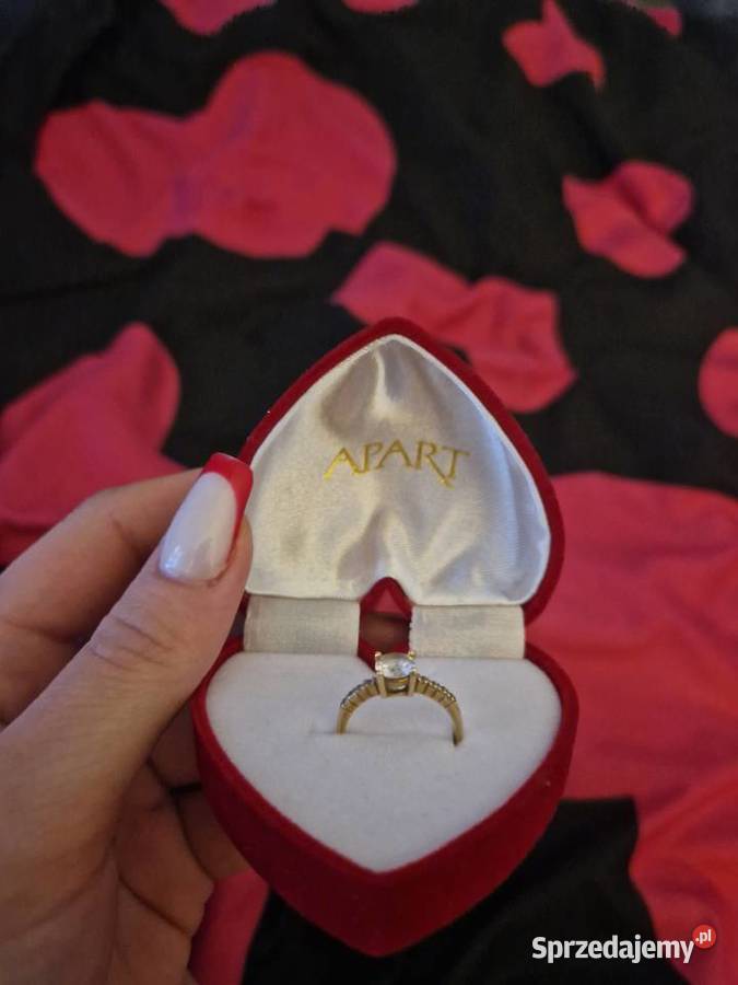 Pierścionek zaręczynowy