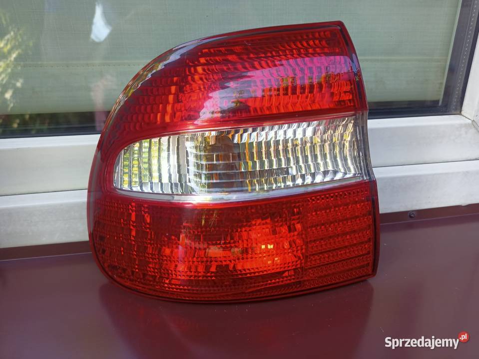 Volvo V40 LIFT lampa tył tylna lewa w błotnik Sieradz
