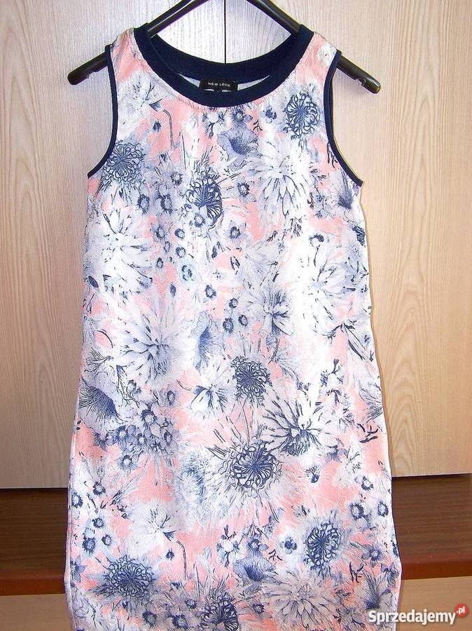 Sukienka Look Pudrowa Pudełkowa Wytłaczana Kwiatki podlaskie Łomża