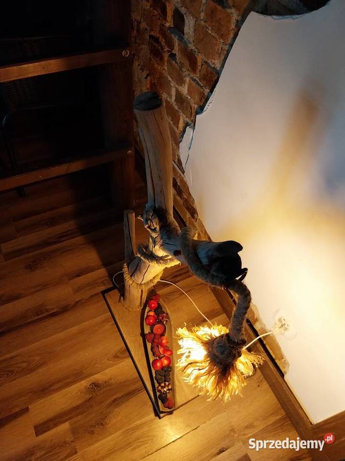 Drewniana lampa Świdnica