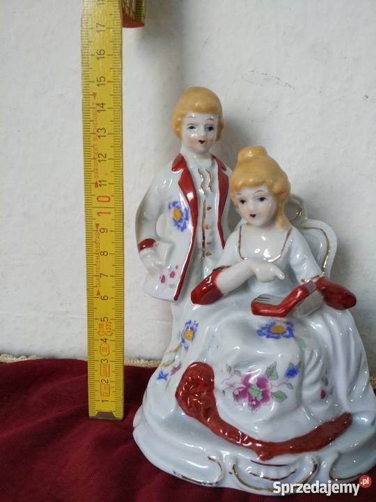 Figurka z porcelany Zakochani z ksiazką Ropa