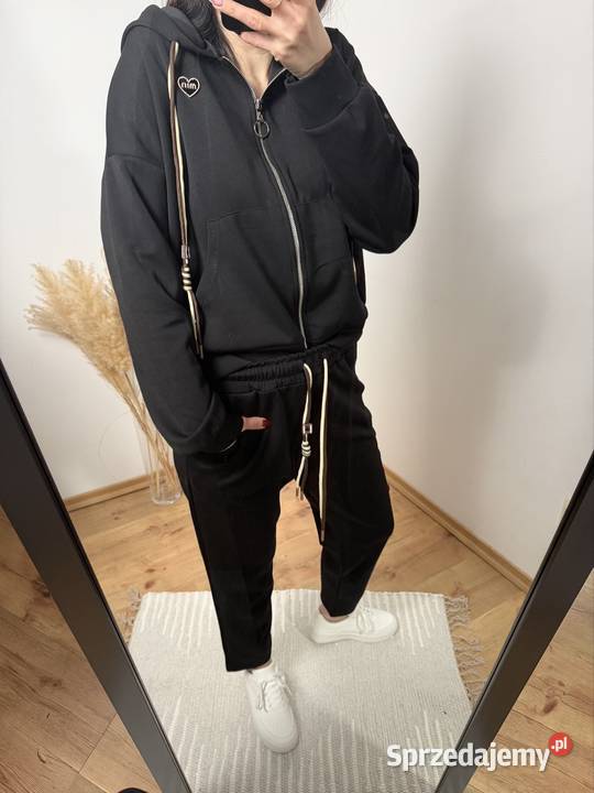 Czarny dres damski premium z ozdobnymi zamkami Ostrzeszów