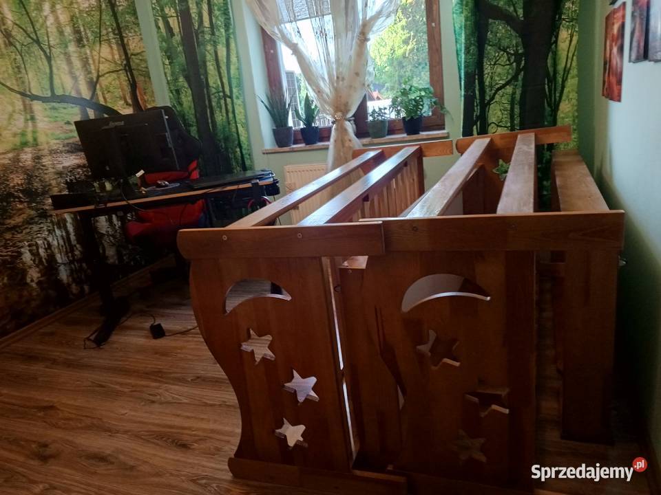 łóżko ze stelażem, materacem - gratis żyrandol, dywan, kanapa i pluszaki)