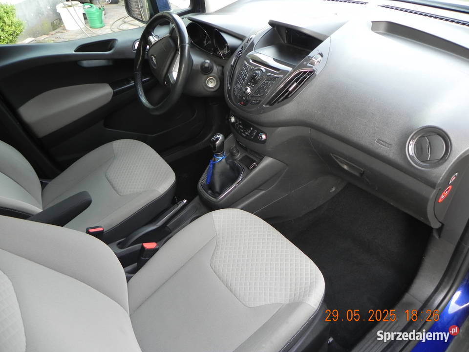 Ford Tourneo Courier 10 benzyna wersja Titanium światła przeciwmgielne