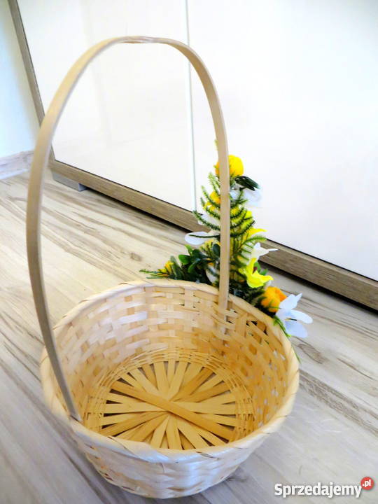 Koszyk wiklinowy ozdobiony na wielkanoc mazowieckie