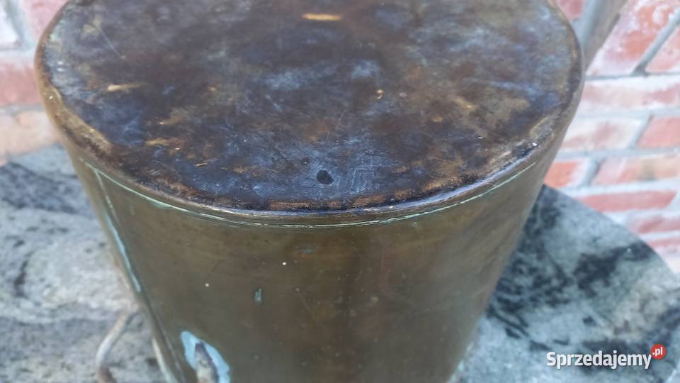 Garnek metalowy stary z żelaznymi uchwytami Gawroniec