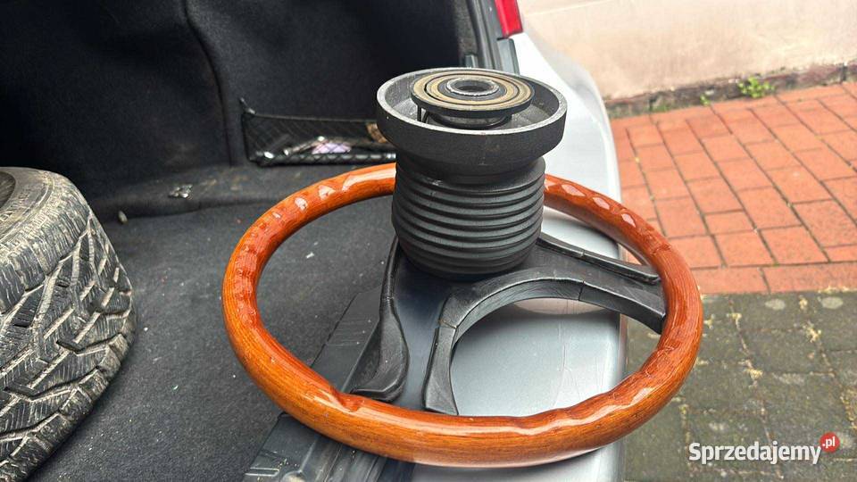 Sprzedam kierownicę Momo Rok produkcji 1990 Samochody na części Sandomierz sprzedam