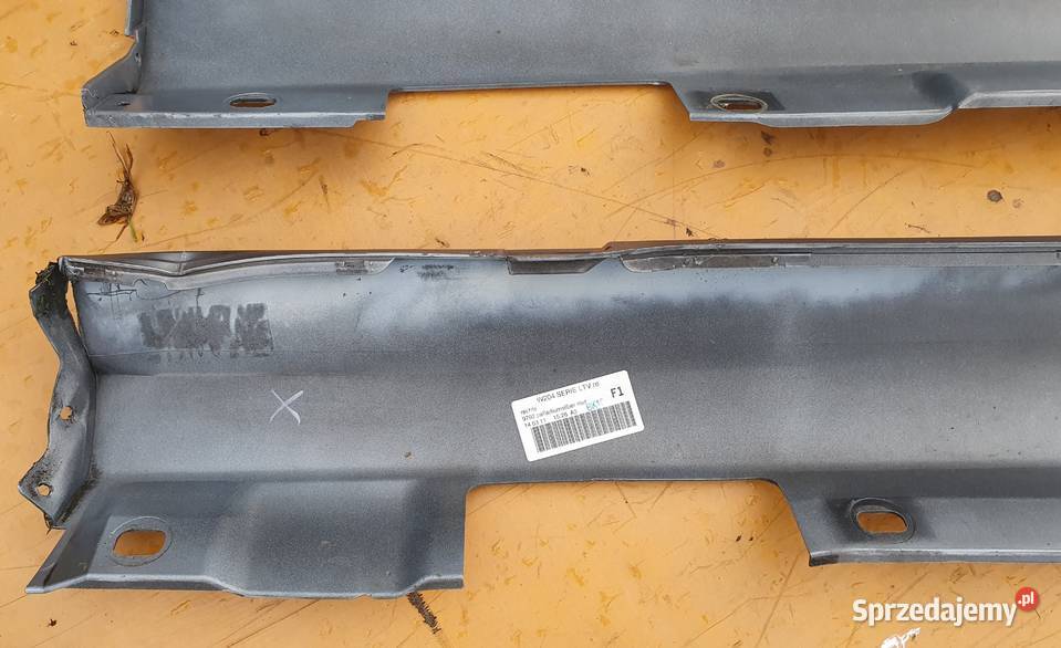 MERCEDES W204 LAK 792 LISTWA PROGOWA A2046900440 osobowe sprzedam