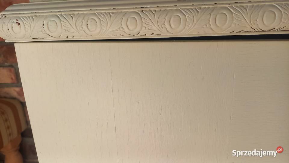 Komoda stara drewniana biała malowana z witrażem Meble Gawroniec