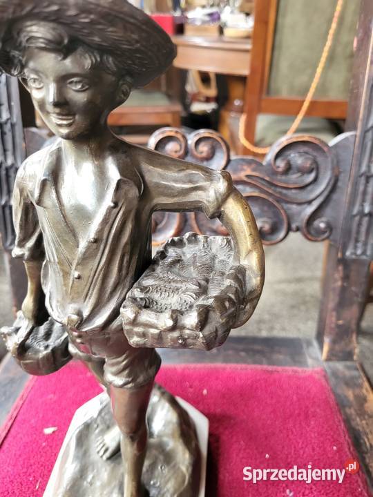 Figura rybaka z cynkalu na marmurze