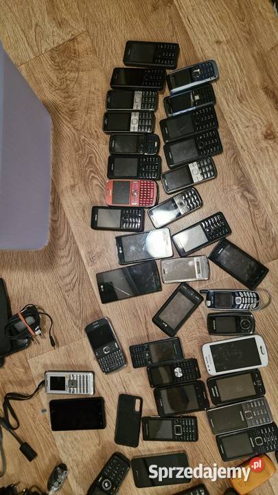 Zestaw telefonów komórkowych z akumulatorami i Poznań