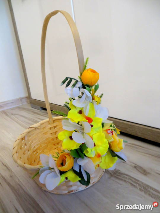 Koszyk wiklinowy ozdobiony na wielkanoc Grójec