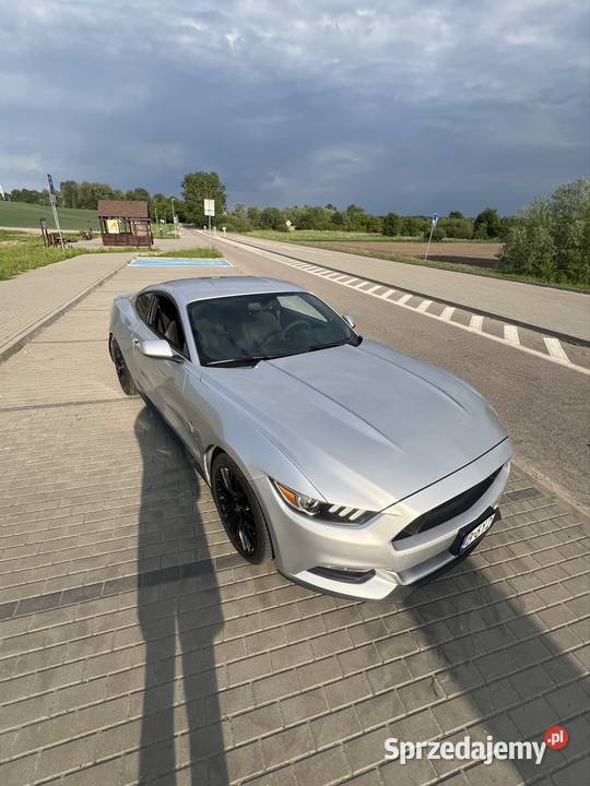 Ford mustang vi srebrny