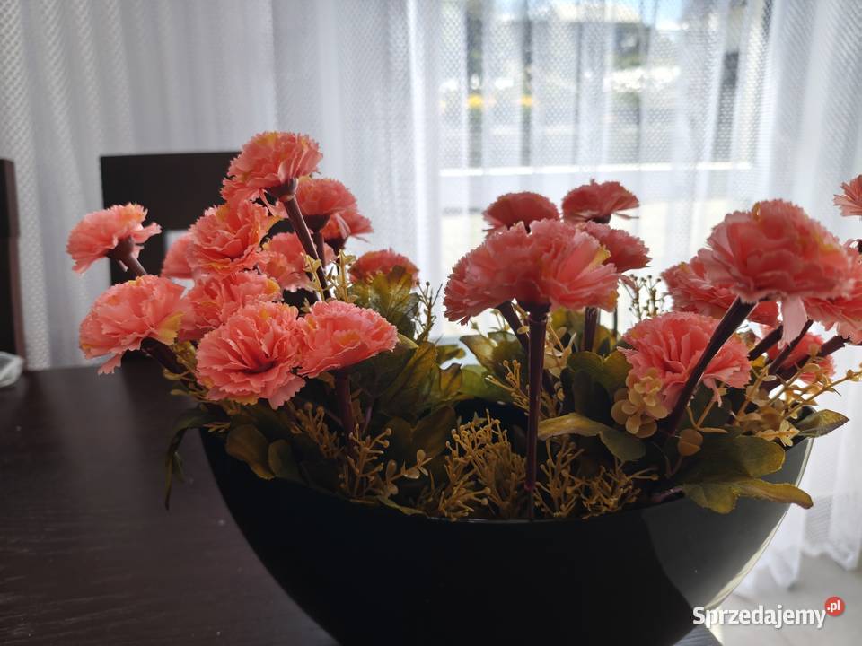 Goździki sztuczne w czarnej osłonce Dębica