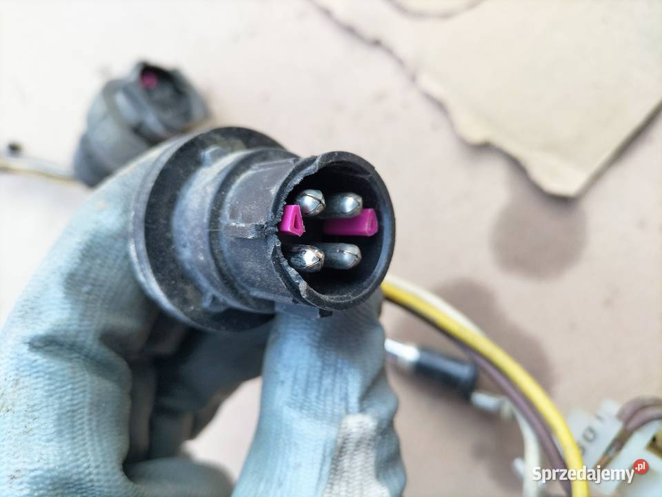 Audi 80 B4 80B4 KOSTKA WTYCZKA WIĄZKA LAMPY Kamień-Kolonia