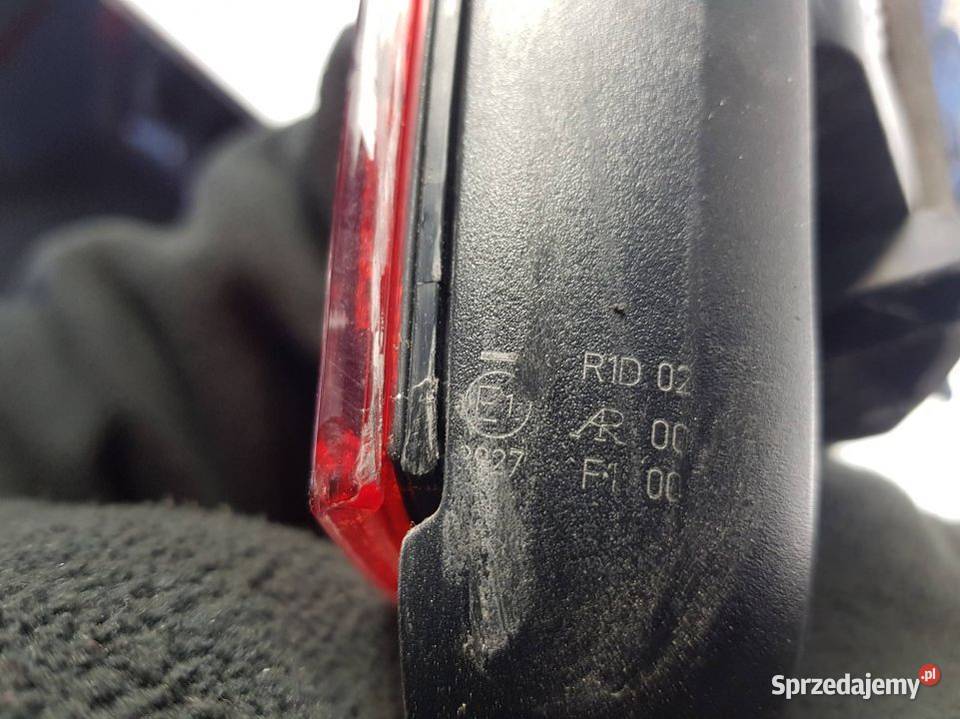 LAMPA W KLAPE PRAWA PASSAT B8 Lipno