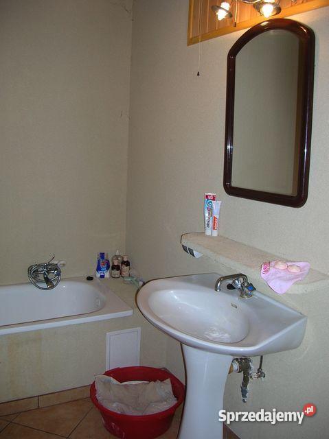 Drewnianomurowany dom Dzięciołkiem w bliskim sąs Domy Szynkarzyzna