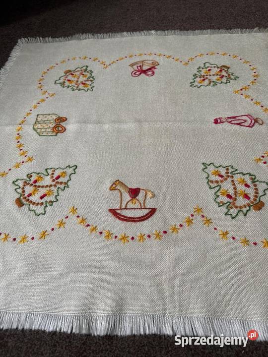 obrus ręcznie haftowany motywy Świąteczne beżowy Zabrze