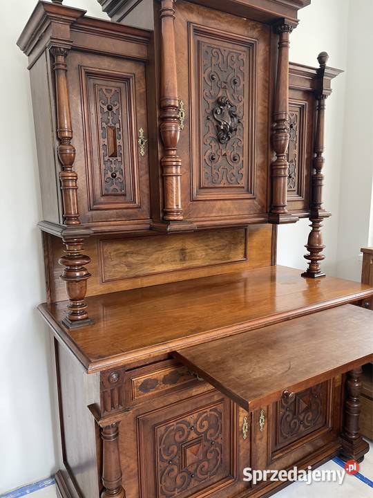 Piękny stary drewniany kredens