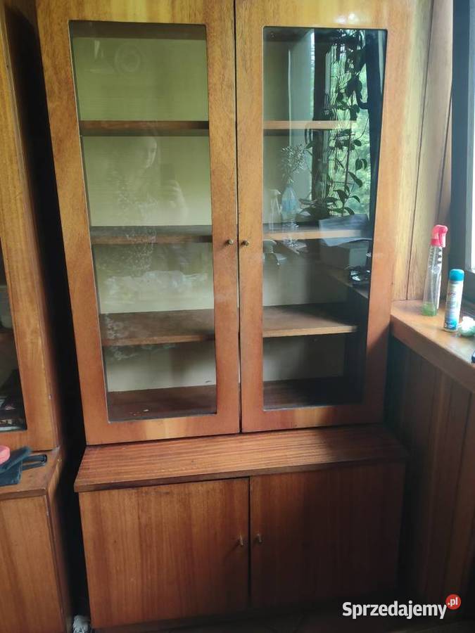 Dwie takie same biblioteczki PRL