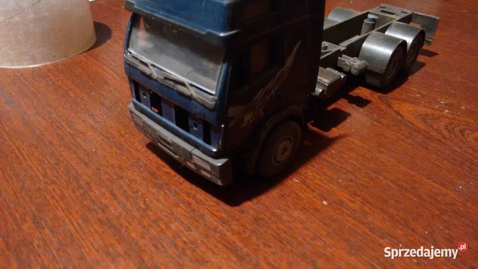 Ciężarówka mercedes z napędem 2129