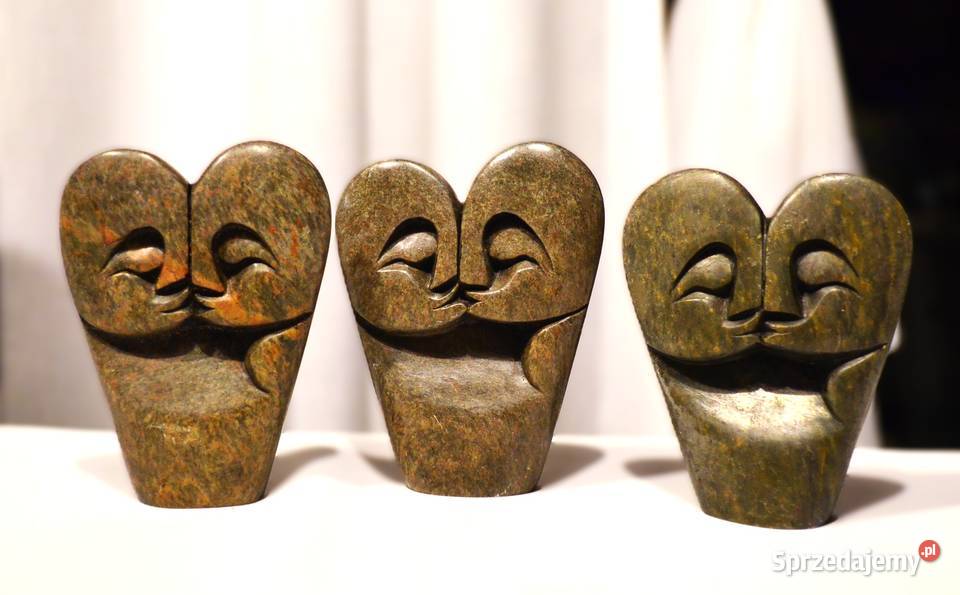 Figurka symbol jedności z kamienia Lębork