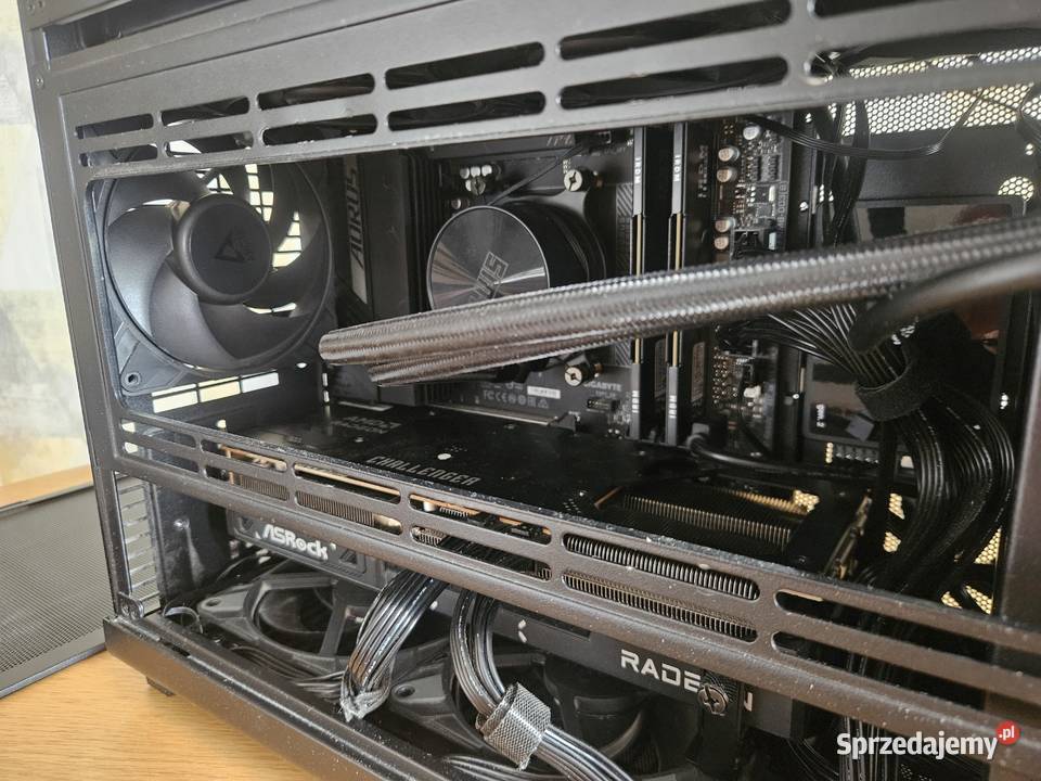 Komputer Gamingowy z drewnianym akcentem Ryzen Reda