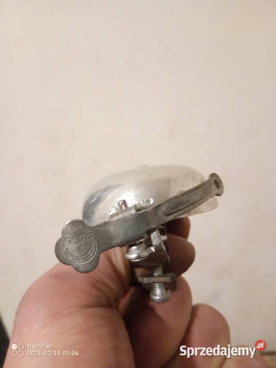 Stylowy dzwonek Reich grawerowany Sława