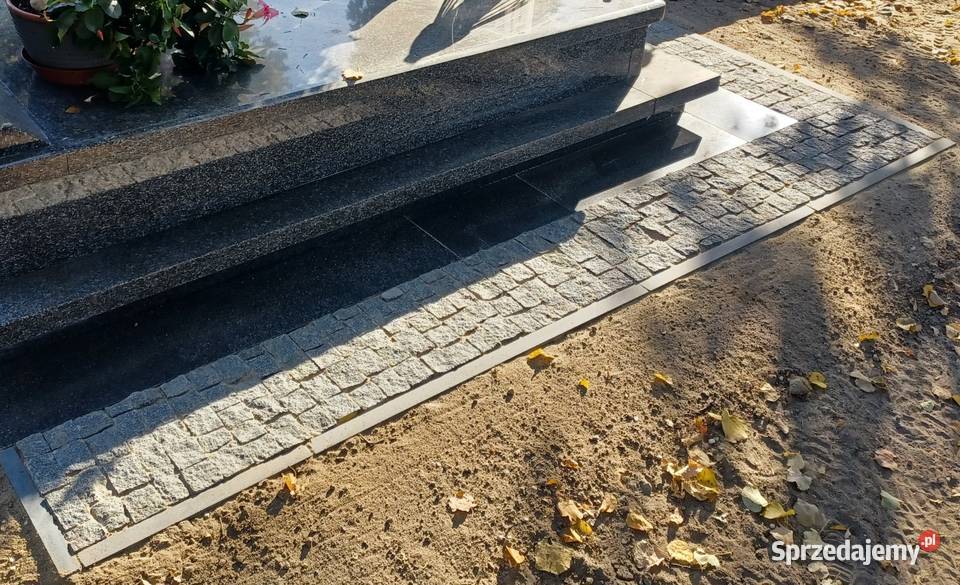 Cmentarz kostka brukowa wokół pomnika nagrobka wielkopolskie Ostrów Wielkopolski