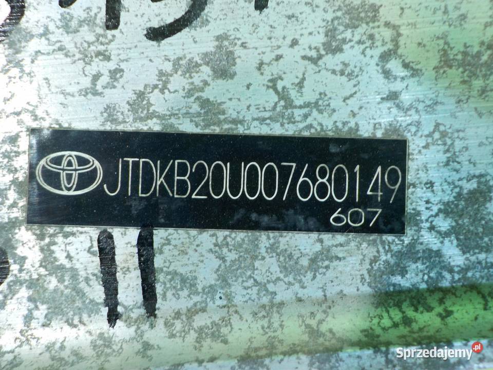 TOYOTA PRIUS II 07r HB 5D belka zderzaka tyl osobowe sprzedam