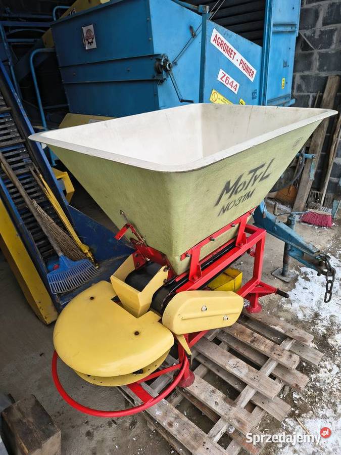 Rozsiewacz do nawozów wapna i poplonów MOTYL nieuszkodzony Rozsiewacze nawozów łódzkie Przedbórz