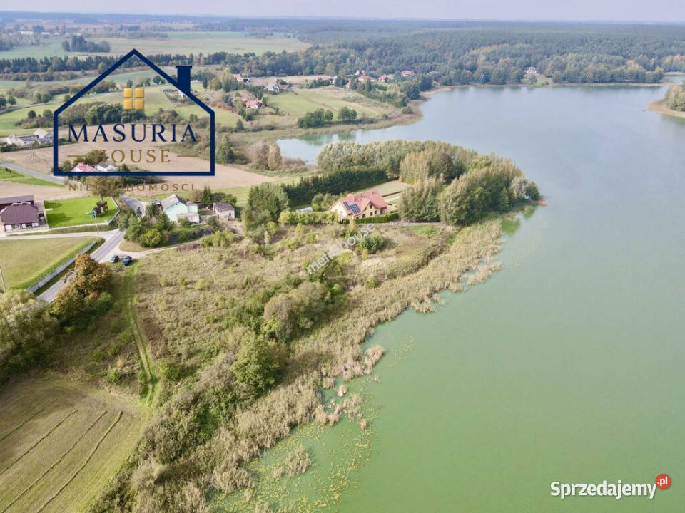 Działka budowlana z linią brzegową jeziora Radomno