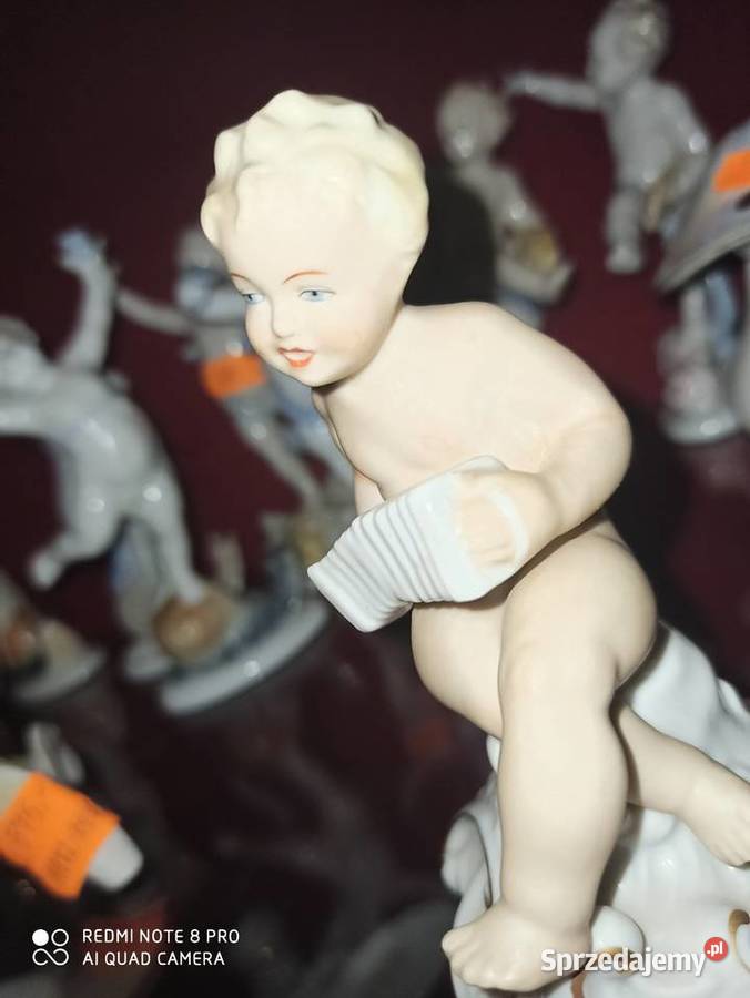 Figurka Puto z harmoszką Sygnatura Schaubach Porcelana i szkło Gdańsk