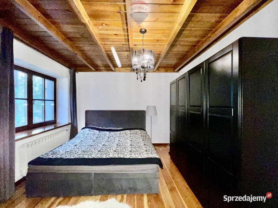 Podmiejska mała willa otoczona sosnami Zalesie Górne