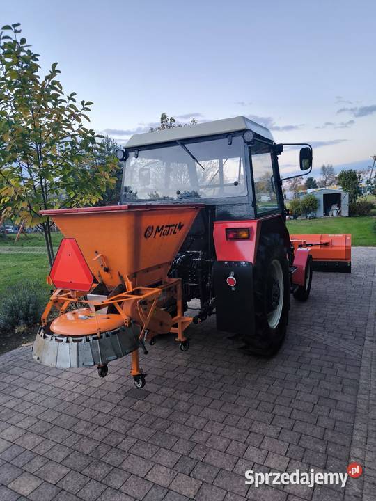 Akcja zima Ciągniki z pługami do odśnieżania Odśnieżanie
