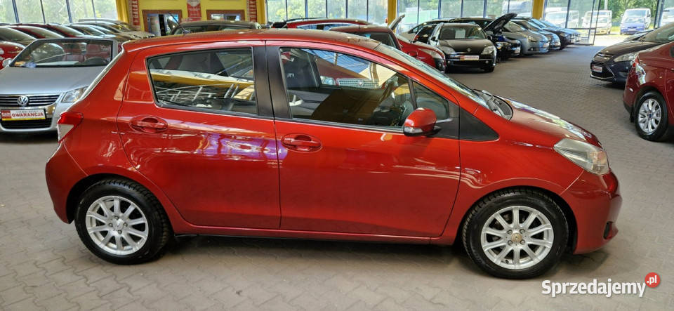 Toyota Yaris OPIS 13 BENZ W PODANEJ ROCZNA wielofunkcyjna kierownica Yaris Mysłowice
