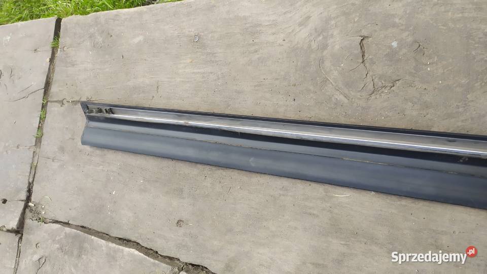 Mercedes W123 Listwa drzwi dolna prawy tył Łagiewniki
