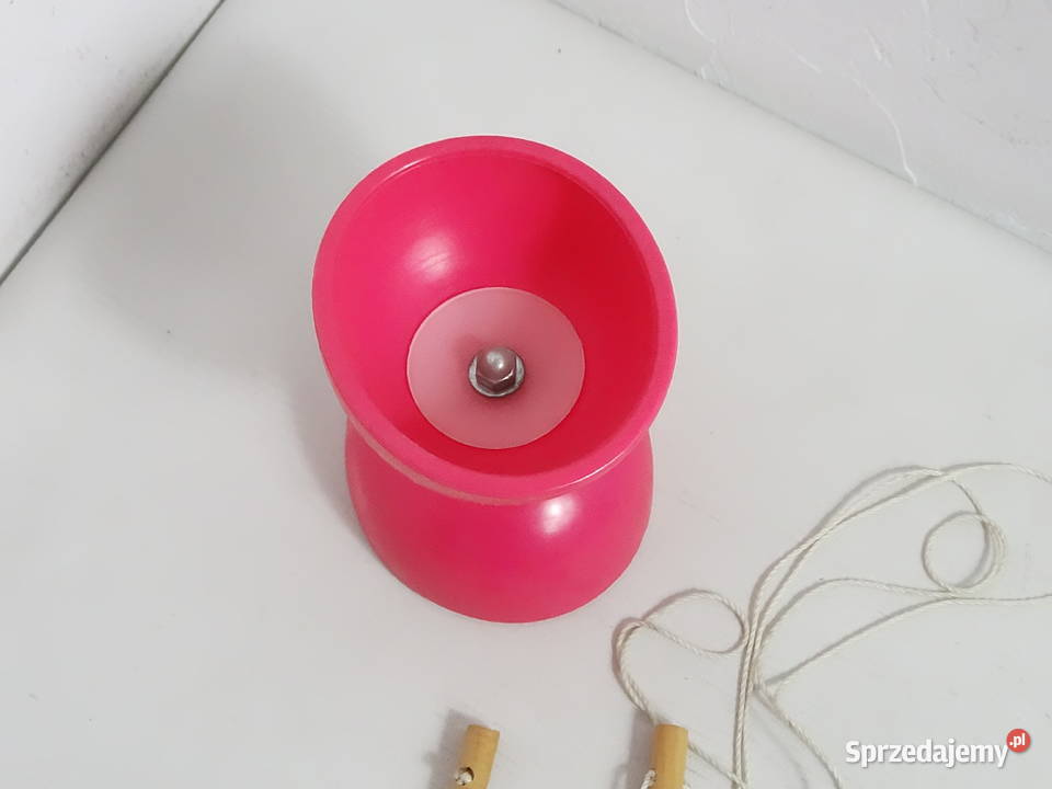 Diabolo różowe drewniane kijki ze sznurkiem