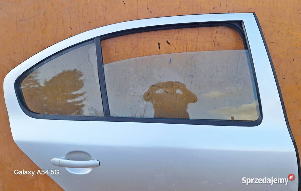 SKODA OCTAVIA 2 II DRZWI PRAWY TYŁ 9102 SREBRNY Drzwi