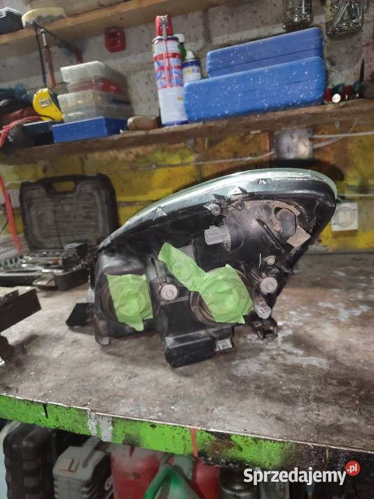 Lampa prawa przednia z Toyota Carola Verso 22 osobowe Lampy przednie sprzedam