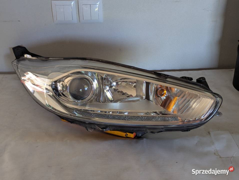 Lampa przód prawa lewa Ford Fiesta MK7 osobowe Kielce