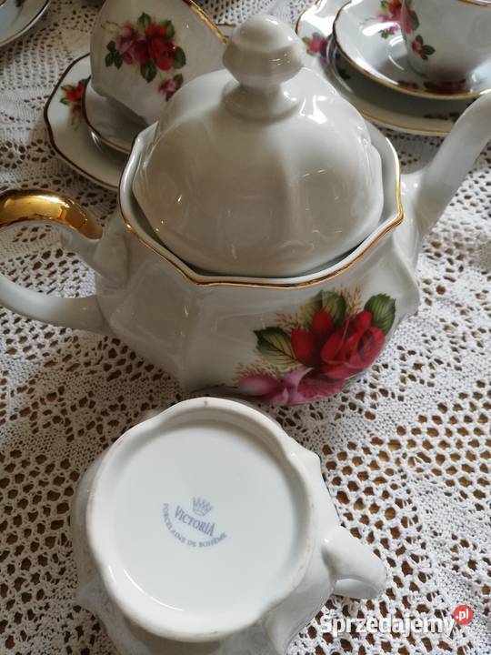 Biała porcelana w czerwone róze sygnowana