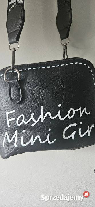 Czarna torebka listonoszka