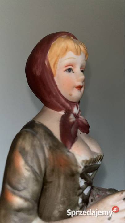 Figurka dziewczyny z owieczką Bez sygnatury Made Gdańsk