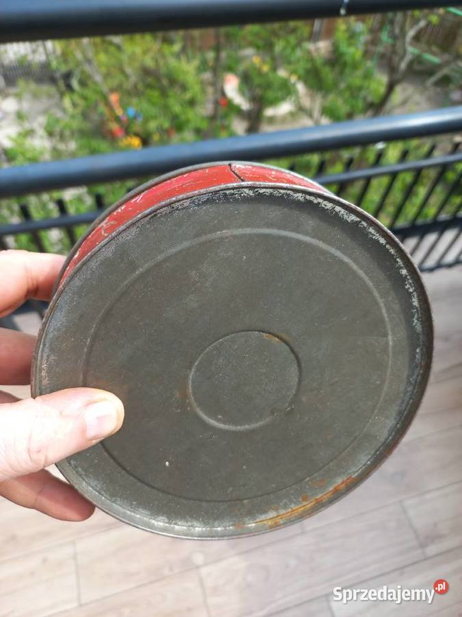 Stara puszka z malowidłem piratów na pokrywie Piastów