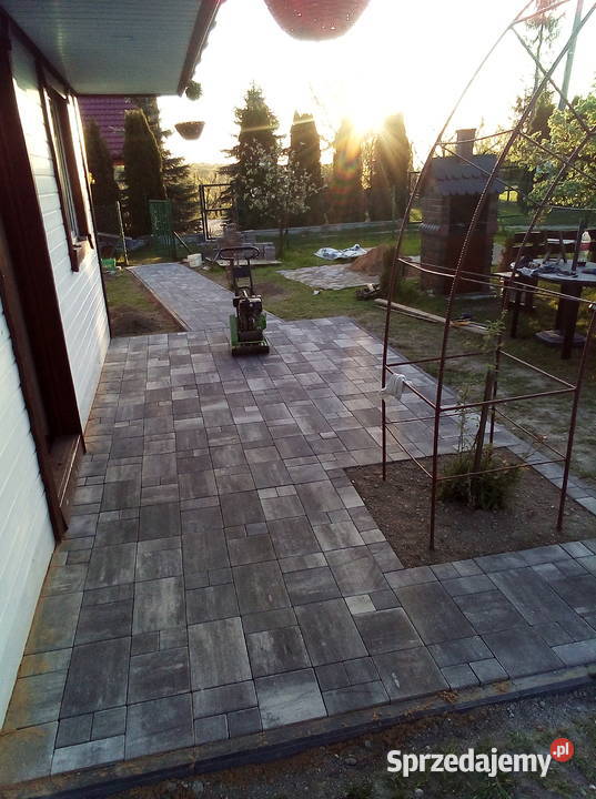 Układanie kostki brukowej do kontaktu