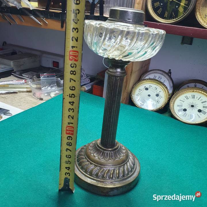Stara mosiężna podstawa ze zbiornikiem do lampy