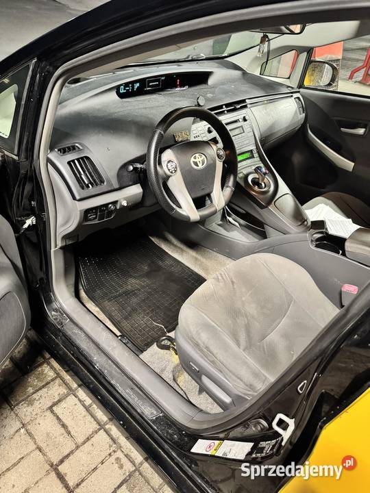 syndyk sprzeda Toyotę Prius 18 P EE LPG sprzedam