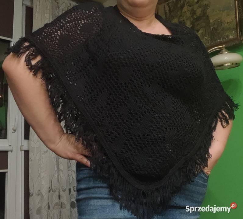 Chusta z haftem i z frędzlami czarny